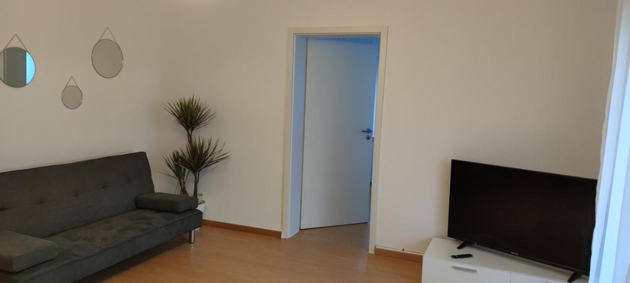 Schoene Und Optimal Gelegene Wohnung Og Weisskirchen Exterior foto